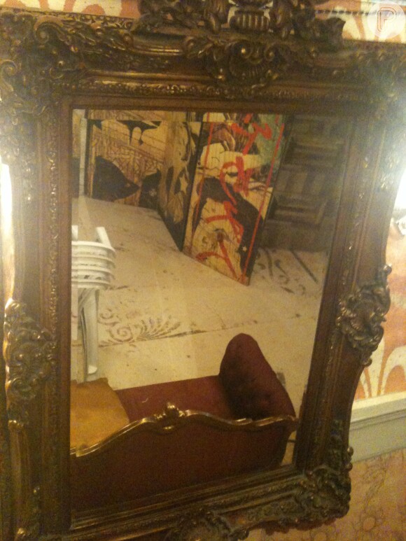 Na sala do Coronel Epa (Osmar Prado) tem um espelho inclinado, em 'Meu Pedacinho de Chão'