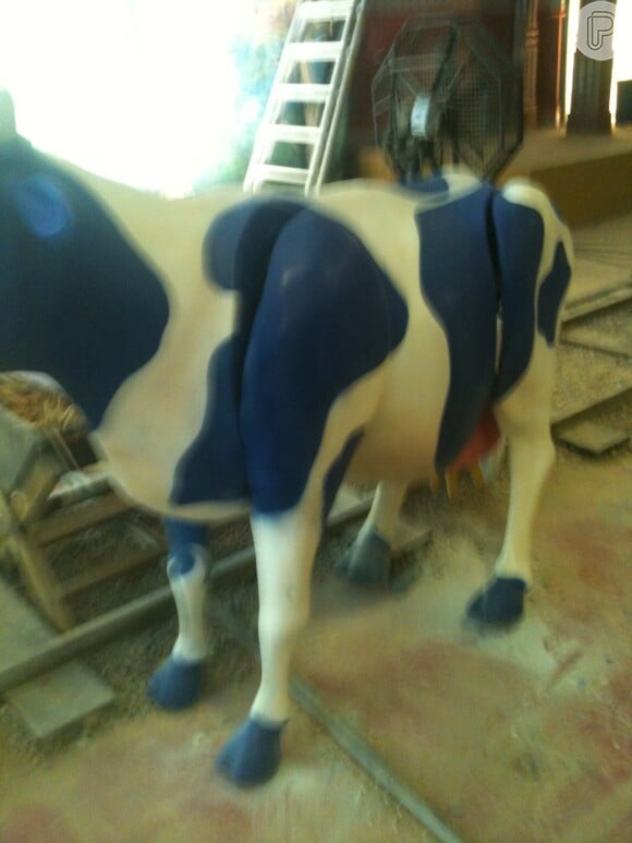As vacas articuladas de 'Meu Pedacinho de Chão' são produzidas por Raimundo Rodriguez e sua equipe, numa oficina da cidade cenográfica