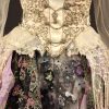 Thanara Shonardie usa restos de outras peças e retalhos para compor as peças de luxo do figurino de Catarina (Juliana Paes), em 'Meu Pedacinho de Chão'