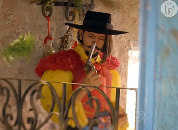 Zelão (Irandhir Santos) usa armas de verdade nas cenas de 'Meu Pedacinho de Chão'