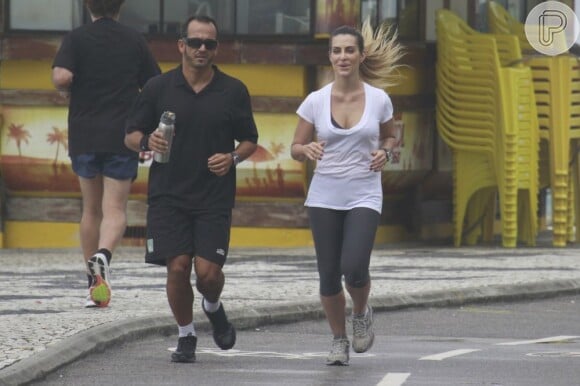 Cleo Pires corre na companhia do seu personal trainer, Salvador Lamas, na praia da Barra da Tijuca, no Rio, em 22 de janeiro de 2013