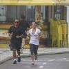 Cleo Pires corre com seu personal trainer, Salvador Lamas, na orla do Rio