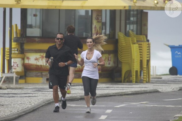 Cleo Pires corre com seu personal trainer, Salvador Lamas, na orla do Rio