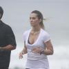 Cleo Pires se exercita com seu personal trainer