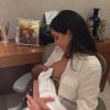 Andréa Santa Rosa amamenta João, seu quarto filho com Márcio Garcia. A foto foi publicada no Instagram em 8 de abril de 2014