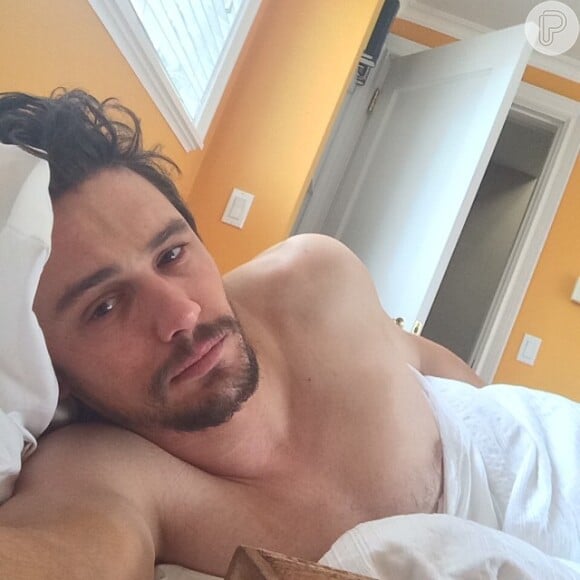 Na foto que Thaila Ayala curtiu, James Franco está sem camisa e deitado na cama