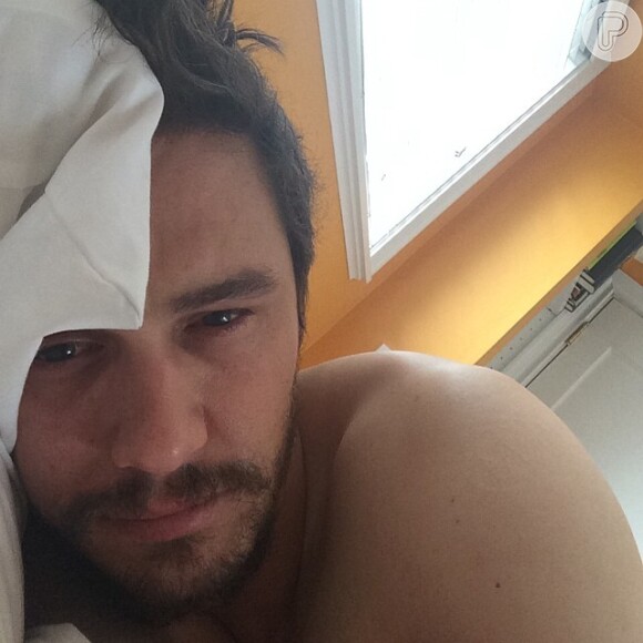 James Franco publica foto deitado na cama