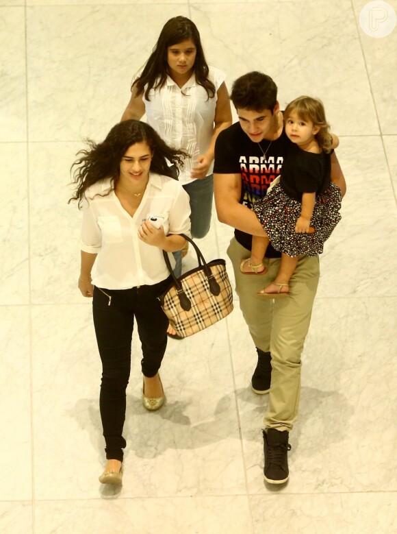 Lívian Aragão e o namorado, Nicolas Prattes, passeiam com duas crianças em shopping do Rio