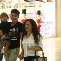 Lívian Aragão curte dia de compras com o namorado, Nicolas Prattes, em shopping