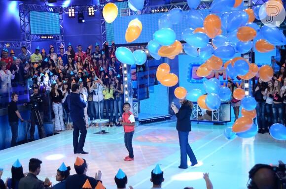 Jean Paulo participou neste domingo do programa 'Domingo Show', de Geraldo Luís. Aniversariante do dia, o ator ganhou uma festa surpresa no palco da atração