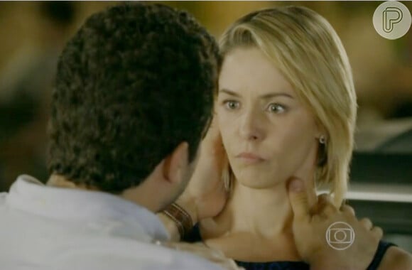 Silvia (Bianca Rinaldi) se irrita com a declaração de amor de Felipe (Thiago Mendonça), que está embriagado, na novela 'Em Família'