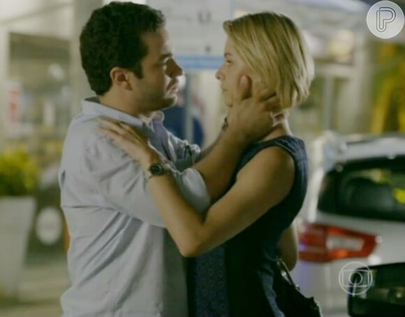 Felipe (Thiago Mendonça) beija Silvia (Bianca Rinaldi), em 21 de abril na novela 'Em Família'