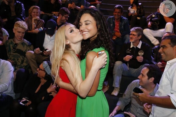 Isabelle Drummond deu um beijo carinhoso na amiga e colega de elenco, Débora Nascimento