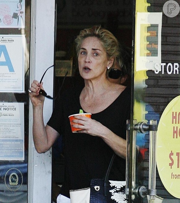 Sharon Stone apareceu irreconhecível sem maquiagem durante um passeio em Los Angeles, na Califórnia 