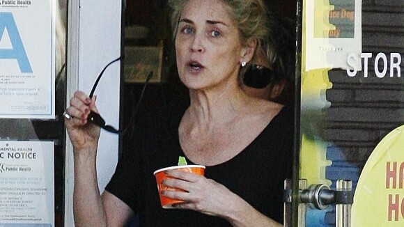 Aos 56 anos, Sharon Stone aparece irreconhecível sem maquiagem