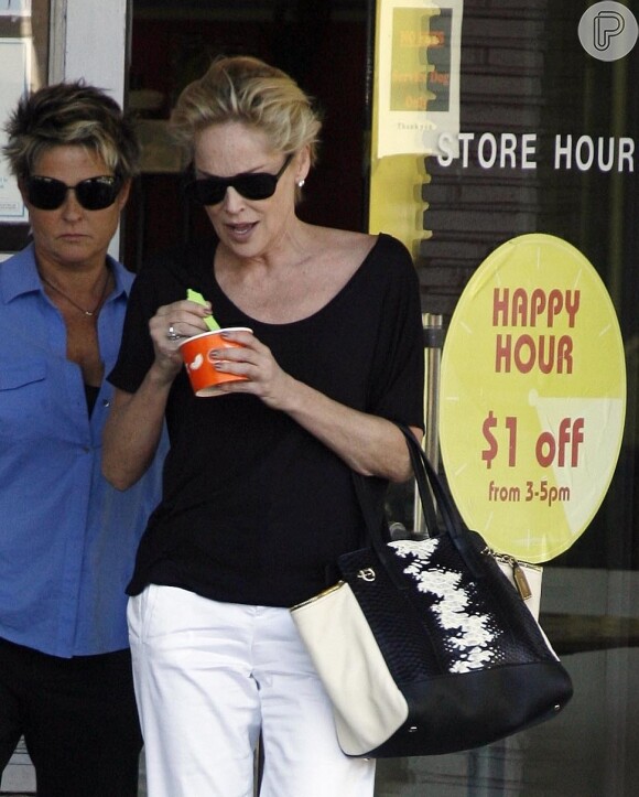 Durante sua passagem por São Paulo, Sharon Stone foi hospitalizada com sintomas da gripe H1N1