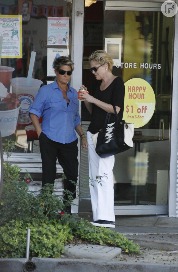 Sharon Stone foi a uma sorveteria com uma amiga em Los Angeles, na Califórnia