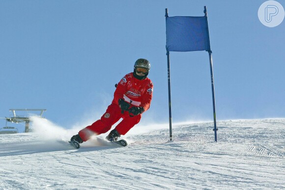 Michael Schumacher esquiava nos Alpes Franceses em dezembro de 2013 quando se chocou fortemente contra uma rocha; o pilotor sofreu uma grave lesão na cabeça e está em coma
