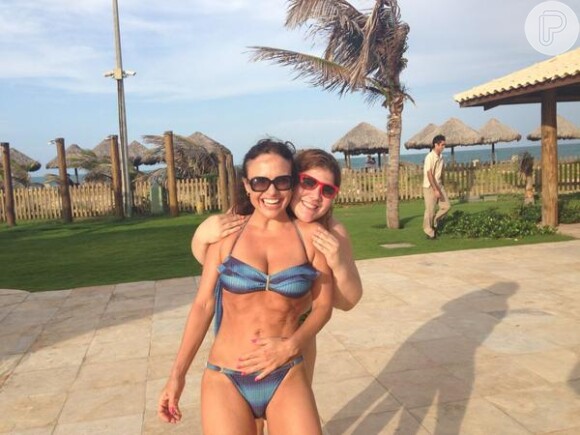 Luiza Tomé mostra em seu Twitter um corpo invejável durante as férias com família e amigos no Nordeste, em dezembro de 2012
