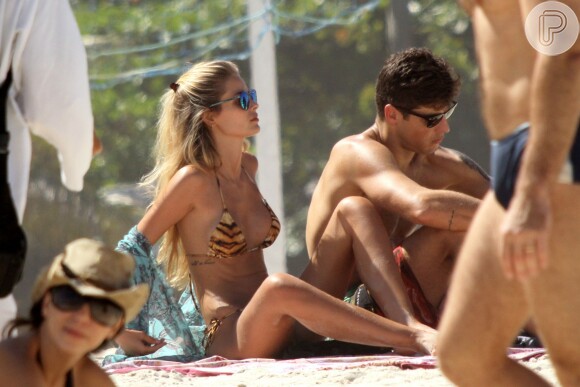 Yasmin Brunet curte praia com marido, o modelo Evandro Soldati, no Leblon, Zona Sul do Rio de Janeiro, nesta sexta-feira Santa, 28 de abril de 2014