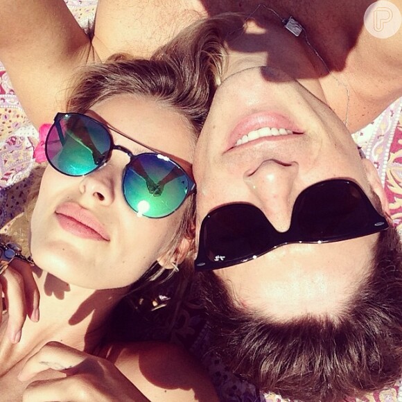 A modelo postou uma foto no Instagram deitada ao lado do marido na areia e escreveu a seguinte legenda: 'Sol, mar, pé na areia. Energia positiva'