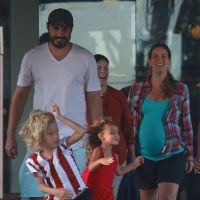 Thiago Lacerda almoça com Vanessa Lóes, grávida de 8 meses, e os 2 filhos
