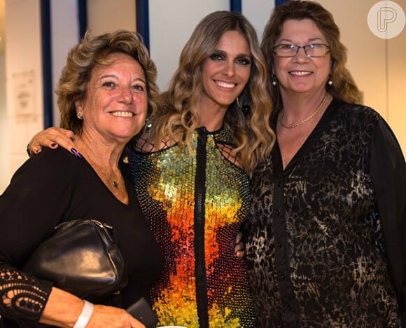 Fernanda Lima recebe a mãe, Maria Tereza, e a sogra, Suzete, nos bastidores do 'SuperStar', em 20 de abril de 2014