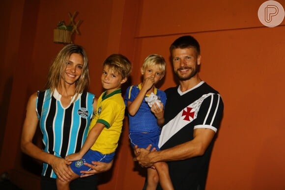 Fernanda Lima e Rodrigo Hilbert posam com os filhos, João e Francisco, na festa de 6 anos dos meninos