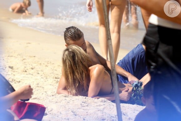 Fernanda Lima e Rodrigo Hilbert costuma trocar beijos na praia do Leblon, na Zona Sul do Rio de Janeiro