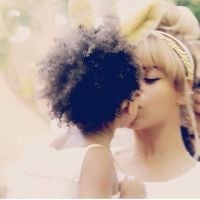 De coelhinha, Beyoncé curte Páscoa com a filha, Blue Ivy, e com o marido, Jay-Z