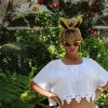 Beyoncé optou por um look bem fresco, de croped e shorts em branco, usou rasteiras douradas 