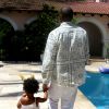 Blue Ivy passeando com o pai Jay Z usando saltinho