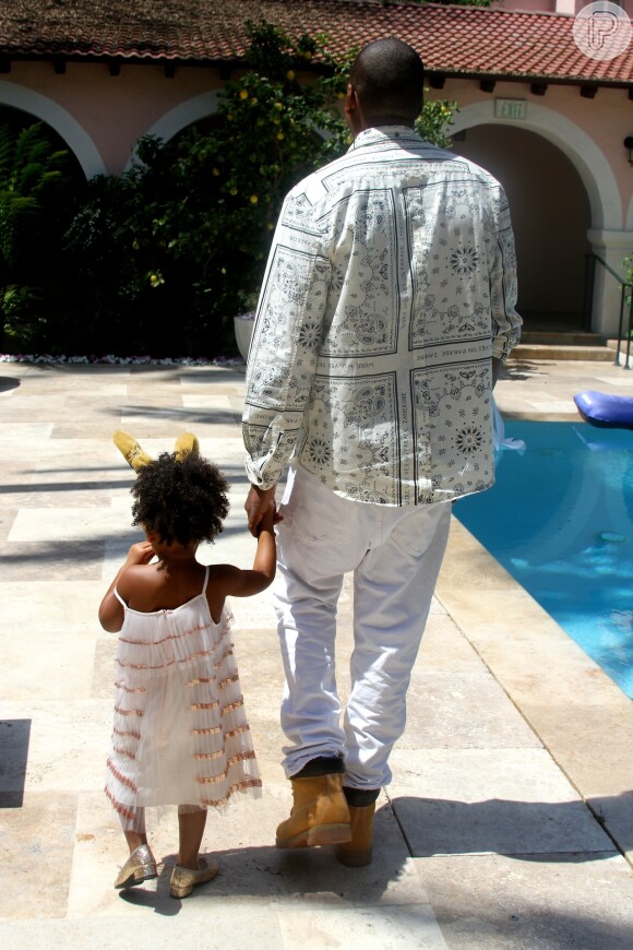 Blue Ivy passeando com o pai Jay Z usando saltinho