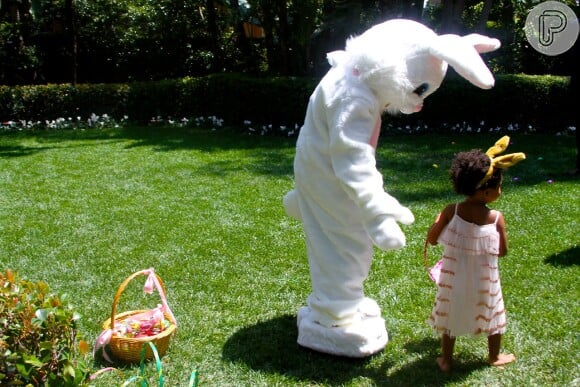 Beyoncé  registrou o momento que Ivy brincava com um coelho gigante 