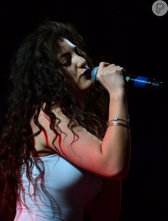 Lorde pediu desculpas aos fãs por ter que cancelar os shows