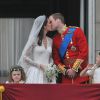 Kate Middleton e princípe William se beijaram na varanda do Palácio de Buckingham, em Londres, na Inglaterra