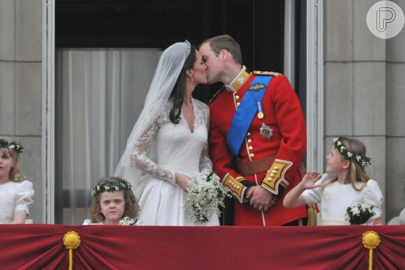 Kate Middleton e princípe William se beijaram na varanda do Palácio de Buckingham, em Londres, na Inglaterra