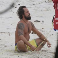 Paulinho Vilhena medita e surfa sozinho em praia do Rio de Janeiro