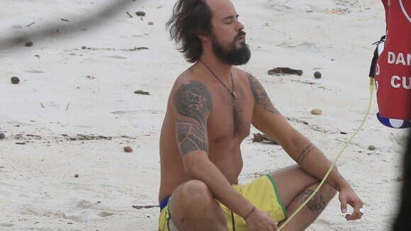 Paulinho Vilhena medita e surfa sozinho em praia do Rio de Janeiro