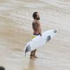 Paulinho Vilhena surfa sozinho na Prainha, Zona Oeste do Rio de Janeiro, em 25 de abril de 2014