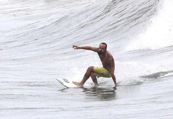 Paulinho Vilhena surfa sozinho na Prainha, Zona Oeste do Rio de Janeiro