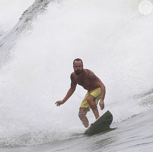 Paulinho Vilhena pega onda no mar agitado do Rio de Janeiro