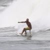 Paulinho Vilhena surfa sozinho na Prainha, Zona Oeste do Rio de Janeiro, em 25 de abril de 2014