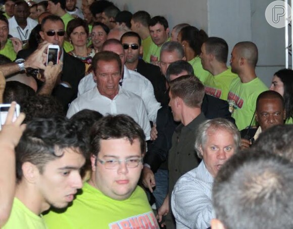 26 de abril de 2014 - Arnold Schwarzenegger causa tumulto na chegada