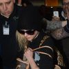 Avril Lavigne desembarca com touca e óculos escuros no aeroporto de Guarulhos, em São Paulo, em 28 de abril de 2014