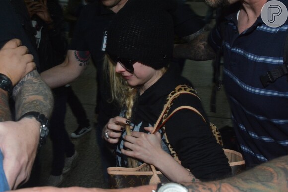 Avril Lavigne foi recebida por fãs no aeroporto