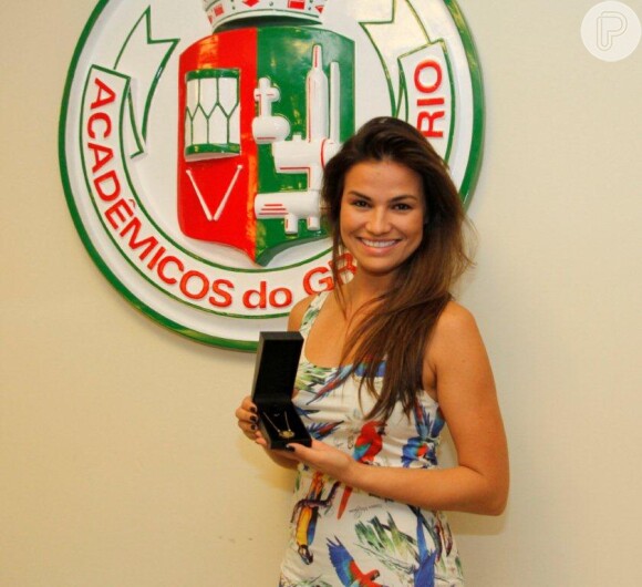 Laryssa Dias mostra o presente que ganhou de Jayder Soares, presidente de honra da Grande Rio