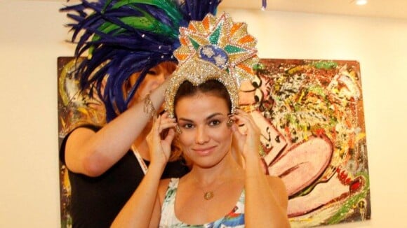 Laryssa Dias experimenta fantasia e ganha medalha da escola de samba Grande Rio