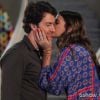 Luiza (Bruna Marquezine) e Laerte (Gabriel Braga Nunes) se beijam diante de todos no aniversário de Leto (Ronny Kriwat), na novela 'Em Família'