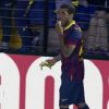 Daniel Alves comeu uma banan jogada no campo por um torcedor durante o jogo do Barcelona contra o Villareal, no último domingo, 27 de abril de 2014